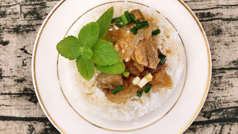 Q弹卤水猪腿肉,淋汁在白饭上,吃两碗