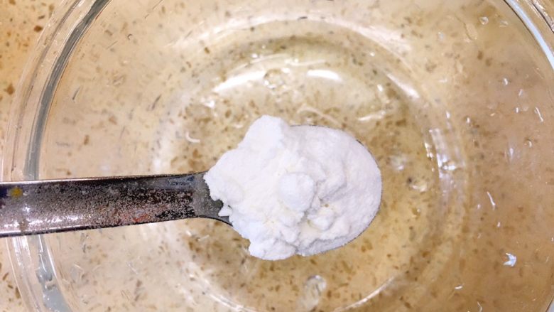 Q弹卤水猪腿肉,生粉两小勺,加一点水浑开