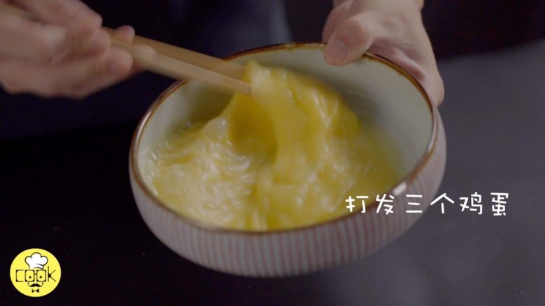 15分钟美味沙白鸡蛋羹,打散鸡蛋,可以不用加盐,喜欢咸的也可以加一点盐