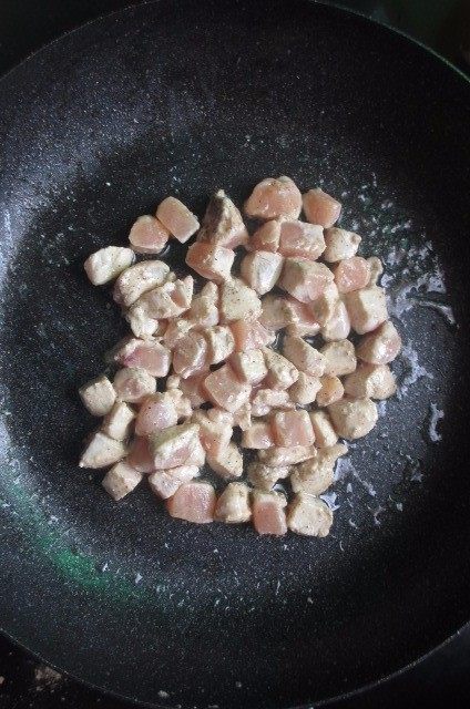 毛豆鸡丁,小火煸，颜色开始变色