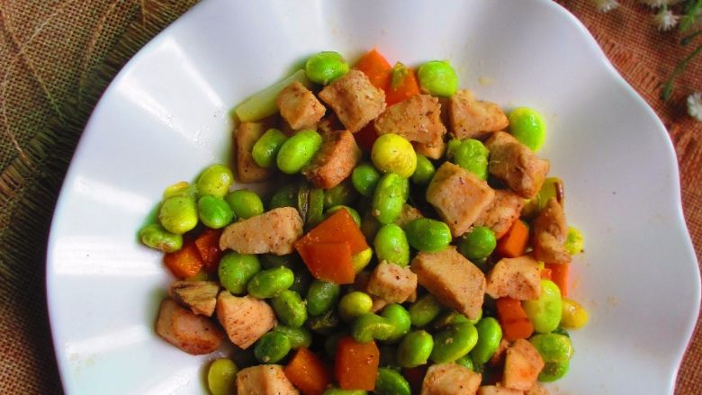 毛豆鸡丁,豆类含有低脂肪、高蛋白，是夏季适宜的蔬菜，而且豆类可以清热祛湿利水。