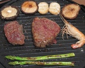 #食二星座#大侠配牛排,铁板烧热,放上牛排先考,肉汁渗出,再放上其他材料,烤熟