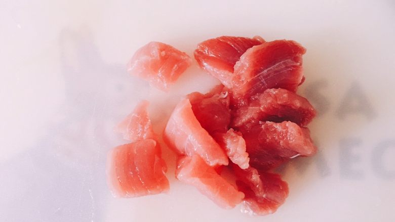 #食二星座#狮子座牛肉时蔬泥,牛肉选的黄瓜条,口感比较嫩滑,把肉反复清洗去除血水,然后改刀成小块儿。