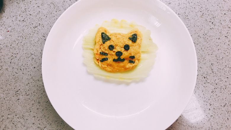 #食二星座#狮子座牛肉时蔬泥,第二份,我把玉米叶子剪成花边形,菜肉泥用模具压出“小狮子”(哎,其实是猫科动物)的样子,蒸好后再压几片<a style='color:red;display:inline-block;' href='/shicai/ 279'>海苔</a>装饰一下表面!
喵~完成啦。