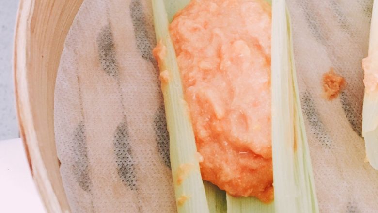 #食二星座#狮子座牛肉时蔬泥,肉菜泥放到玉米叶子上,这样蒸出来就有玉米的清香。(我是分了2份)