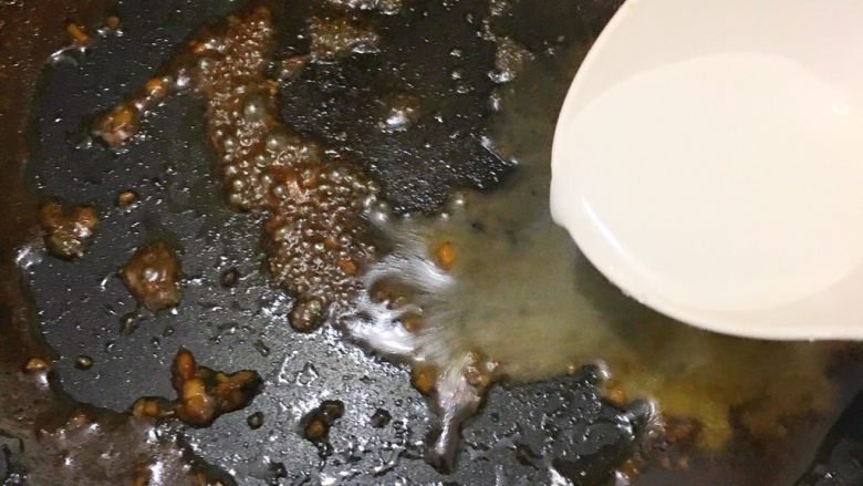 筷头停不下来的肉沫蒸茄子,将碟子里的汤汁倒入锅中。加入生粉和水调成水淀粉,加热到浓稠透明状