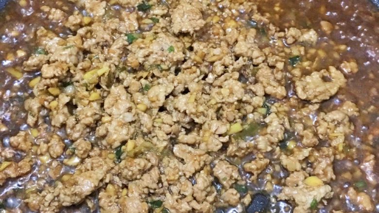 筷头停不下来的肉沫蒸茄子,翻炒到肉沫变色,加入一点清水,下酱油、糖、盐调味