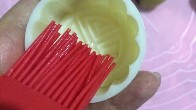 蔓越莓绿豆糕,模具刷层油,塞入小圆球,按压即可
