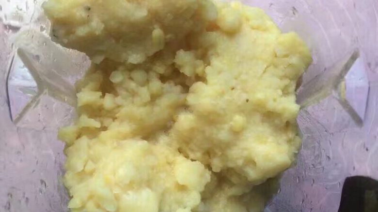 蔓越莓绿豆糕,放入料理机,放入适量水能够让机器正常搅动即可