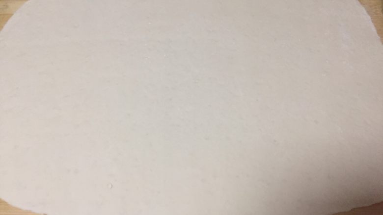 肉龙,再次揉面后擀成薄片