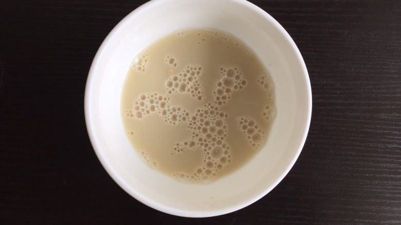 肉龙,酵母粉倒入碗中,加入40克温水搅拌均匀,至发酵粉融化