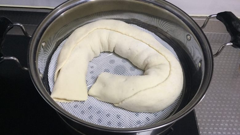 肉龙,蒸锅预热后将肉龙摆入,加盖,焖20分钟,开火,大火烧开锅转小火再蒸20分钟