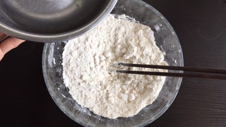 肉龙,接着加入剩余的110克温水,先用筷子搅拌至絮状
