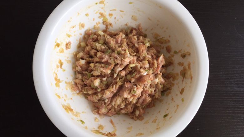 肉龙,搅拌均匀,馅料就做好了