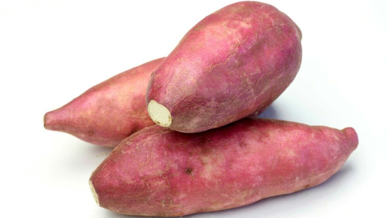 红薯大米糊,再将大米和红薯一起放到电饭锅里蒸煮熟。