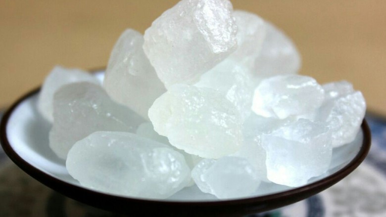 红薯大米糊,煮熟后的大米和红薯倒入惠尔宝破壁料理机容杯中加入<a style='color:red;display:inline-block;' href='/shicai/ 866'>冰糖</a>和适量的饮用水。