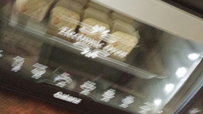 北海岛戚风杯,送进烤箱,170度上下火,中层,20分钟