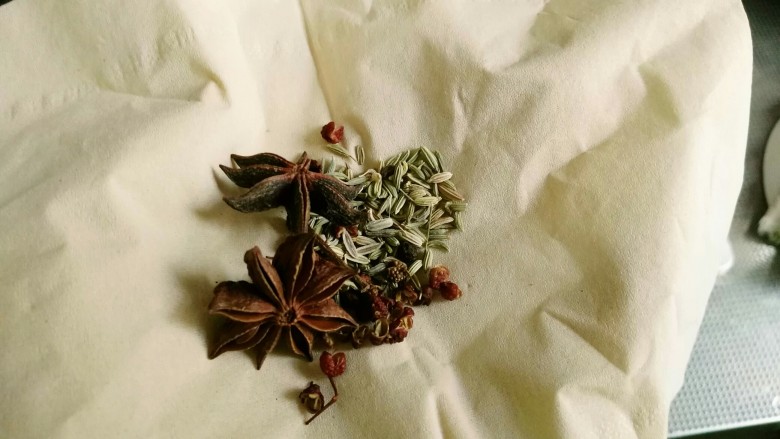 美容豆浆火锅,放少许花椒、八角和茴香提味,大火煮开小火炖1个小时