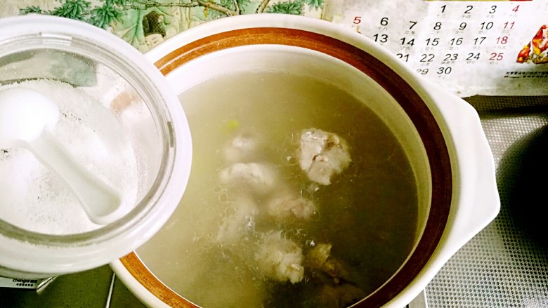 美容豆浆火锅,排骨清汤炖好,放适量盐调味