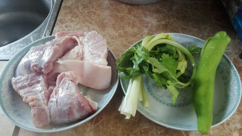 芹菜回锅肉,先把准备好的食材洗干净
