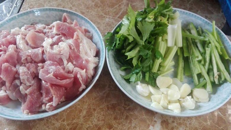 芹菜回锅肉,把肉切薄片，芹菜切断，青椒切丝，蒜片，备用