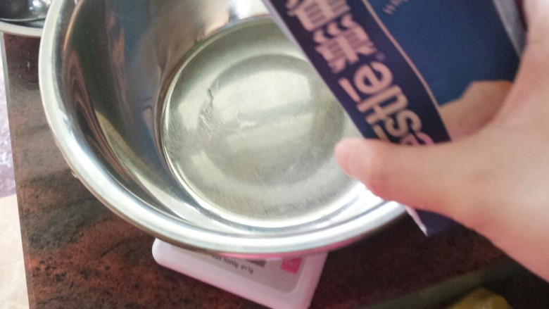北海岛戚风杯,打发淡奶油,一起加入糖粉