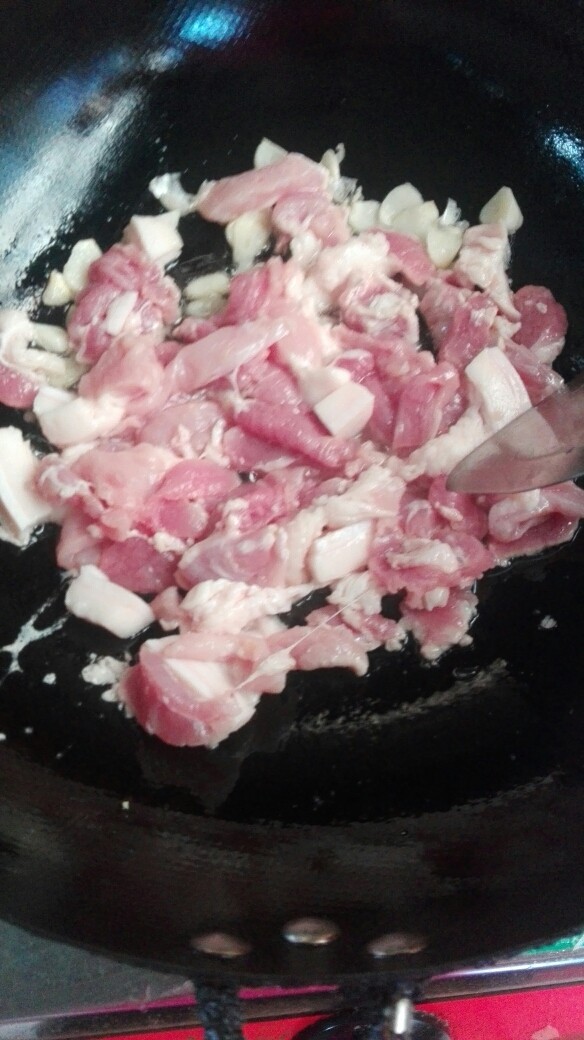 芹菜回锅肉,热锅起油，把蒜片爆香后放下<a style='color:red;display:inline-block;' href='/shicai/ 428'>五花肉</a>，继续翻炒