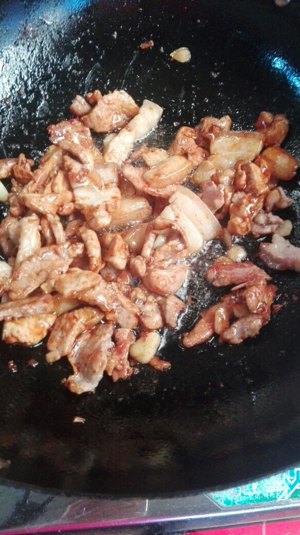 芹菜回锅肉,肉炒变金黄色后加入<a style='color:red;display:inline-block;' href='/shicai/ 721'>蚝油</a>，翻炒均匀