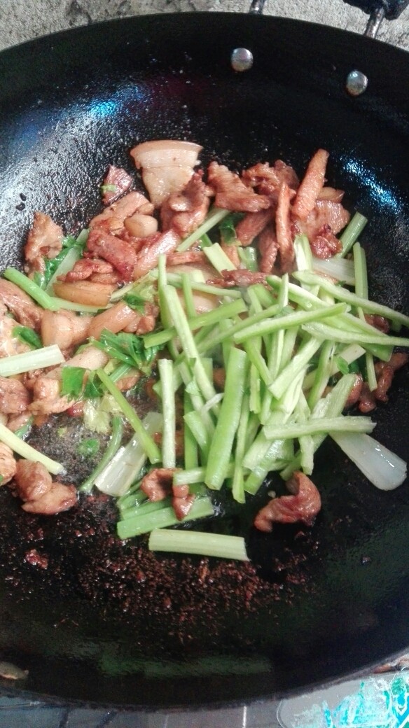 芹菜回锅肉,然后把芹菜炒均匀后，放入青椒丝，加点盐翻炒几下就可以出锅了。