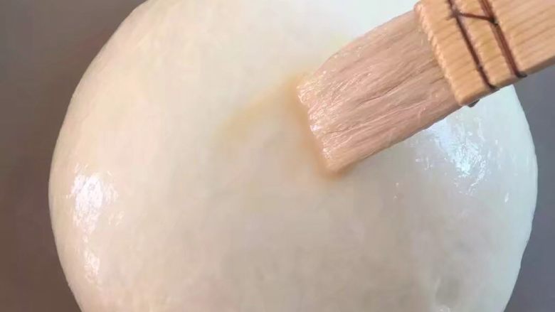 网红乳酪包,进行二次发酵后再表面刷一层全蛋液,用之前剩下的蛋黄,加点水即可,烤箱预热150度。烘烤30分钟左右,烤好的面包取出放凉!