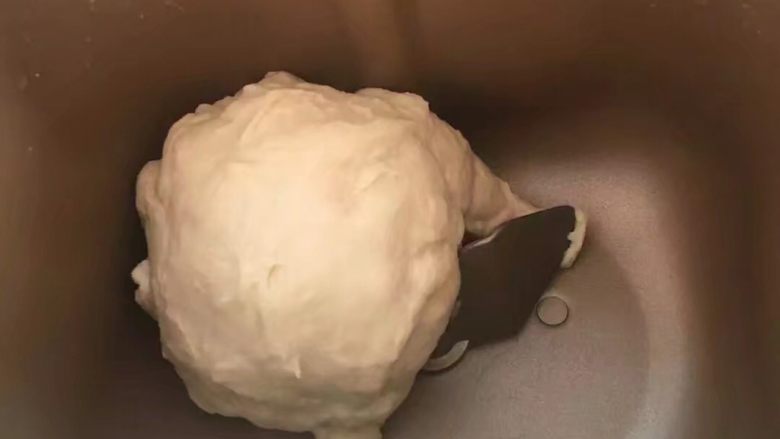 网红乳酪包,揉成面团后加入黄油,继续揉,揉出手套膜!