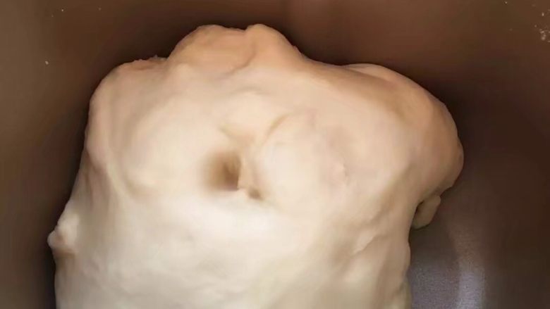 网红乳酪包,揉好的面团进行发酵,发酵成原面团的两倍大