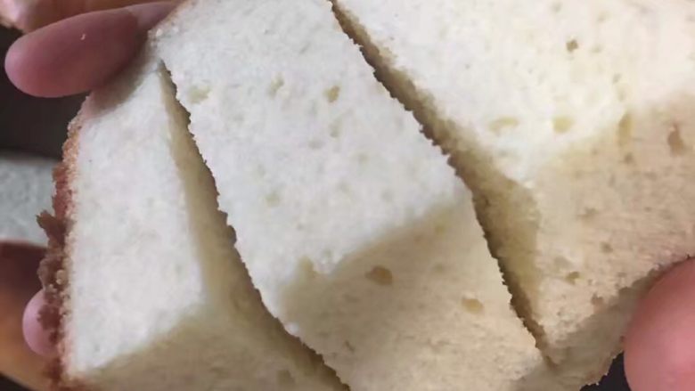网红乳酪包,再在面包中间切两刀,夹乳酪馅