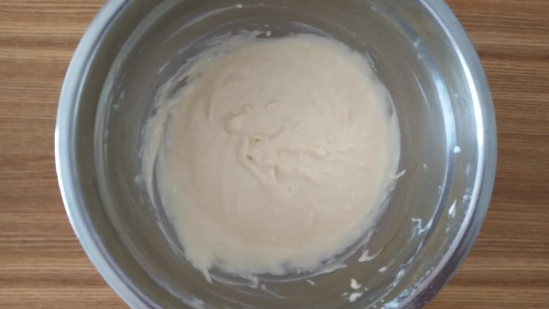 乳酪蛋糕,面粉过筛加入后用手动打蛋器搅拌至没有干粉,放冰箱冷藏备用