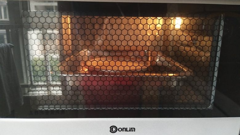 乳酪蛋糕,用深盘放上水,放入烤箱,模具放入深盘里,烤箱选择上火100,下火165度,烤80分钟