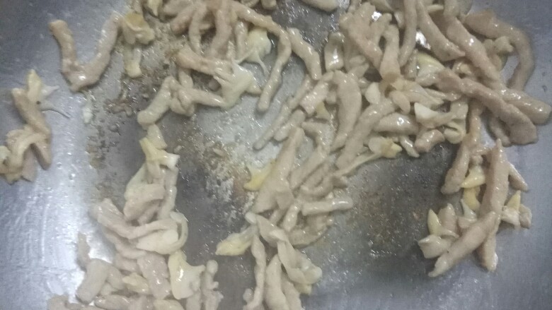 用心的大杂烩,放油,花蛤肉丝入锅煎炒一会儿