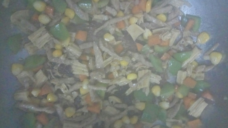 用心的大杂烩,步骤三食材去水,入锅