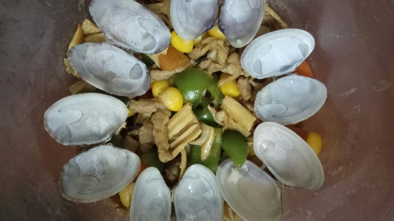 用心的大杂烩,出锅,用花蛤壳摆盘