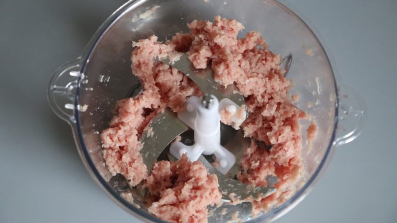 自制蜜汁猪肉脯,肉搅拌成细腻的肉沫即可。
如果你直接买的肉馅也是可以,用最瘦的肉馅即可;最好是买好肉请师傅加工成肉馅或者直接回家做,这样避免猪肉下脚料参入,市场买回的肉也可以清洗后再搅打,干净放心。