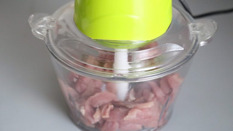 自制蜜汁猪肉脯,盖上安全盖,接通电源开始搅肉。