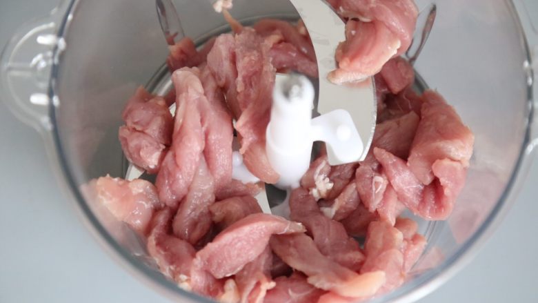 自制蜜汁猪肉脯,放入绞肉机或者具有较肉功能的料理机。当然,没有搅拌机也可以用刀直接手动剁成肉泥。