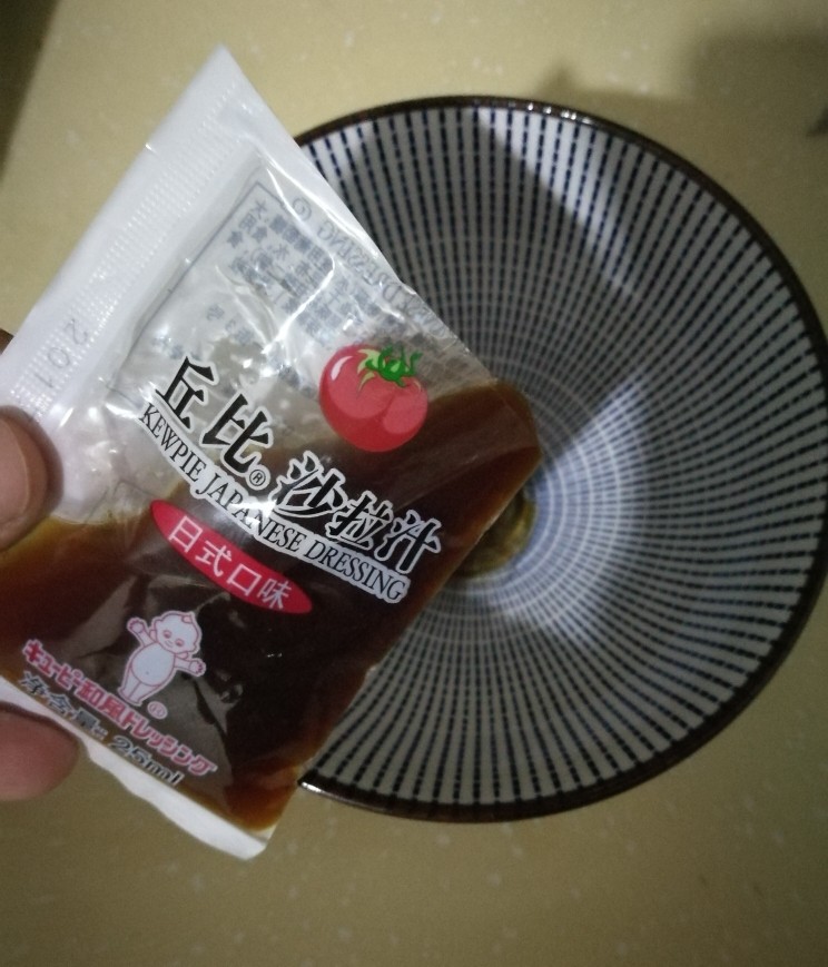 快手日式照烧鸡排饭,找个干净的碗,放约2勺丘比沙拉日式口味