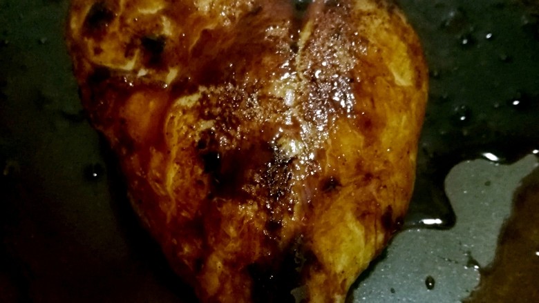 快手日式照烧鸡排饭,煎到两面都成金黄,然后加入调好的酱汁,小火盖锅盖,焖几分钟。
