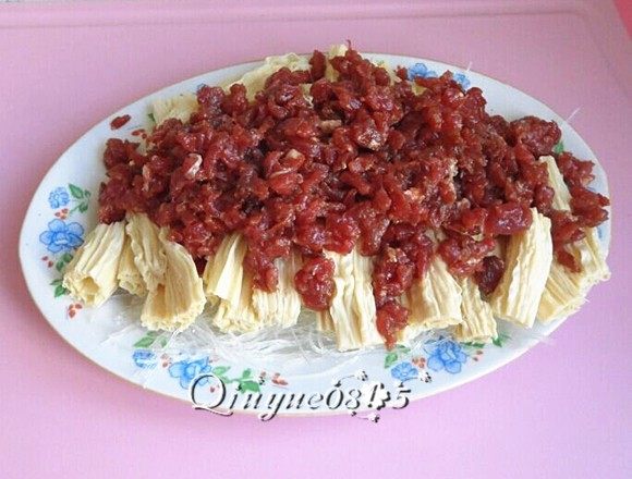 #食二星座#牛肉腐竹粉丝,把腌好的牛肉碎也码在盘里,如图