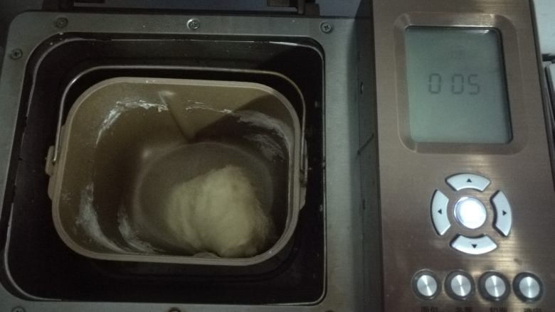 扭扭豆沙小土司,所有材料除去馅料全部放入面包桶,启动和面程序10分钟揉成面团。