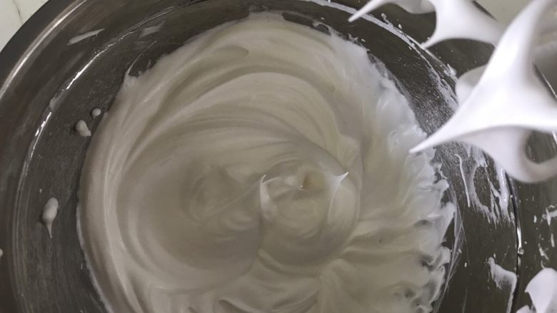 蛋白糖,最后打到硬性状态,提起打蛋器出现直立尖角就OK啦
