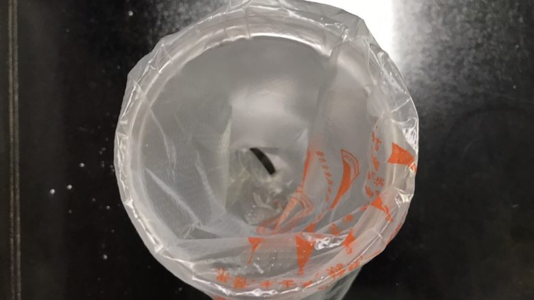 蛋白糖,裱花嘴放裱花袋里,套在宽口的容器上面,我用的6齿中号裱花嘴,这个裱花嘴随意哈,