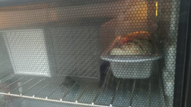 扭扭豆沙小土司,送入预热好的烤箱,烘烤25分钟即可(烤箱温度时间根据自己烤箱适当调整。)