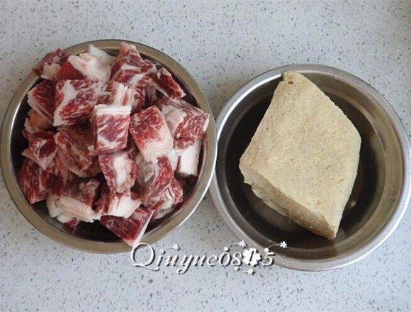 #食二星座#牛肉炖冻豆腐,<a style='color:red;display:inline-block;' href='/shicai/ 216'>牛肉</a>切块；<a style='color:red;display:inline-block;' href='/shicai/ 469'>冻豆腐</a>解冻。