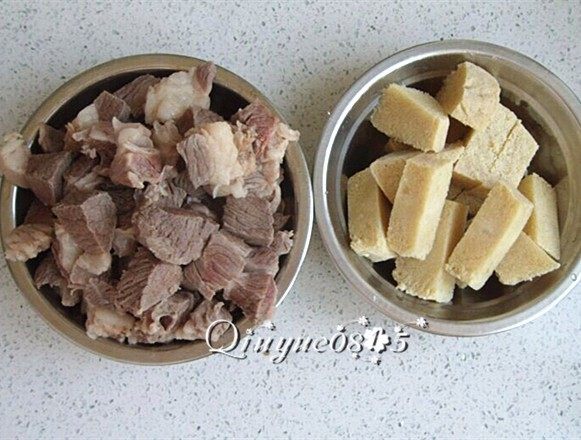 #食二星座#牛肉炖冻豆腐,把焯过的牛肉洗净化;冻豆腐切块。